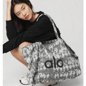 Alo yoga bag new with tag!
